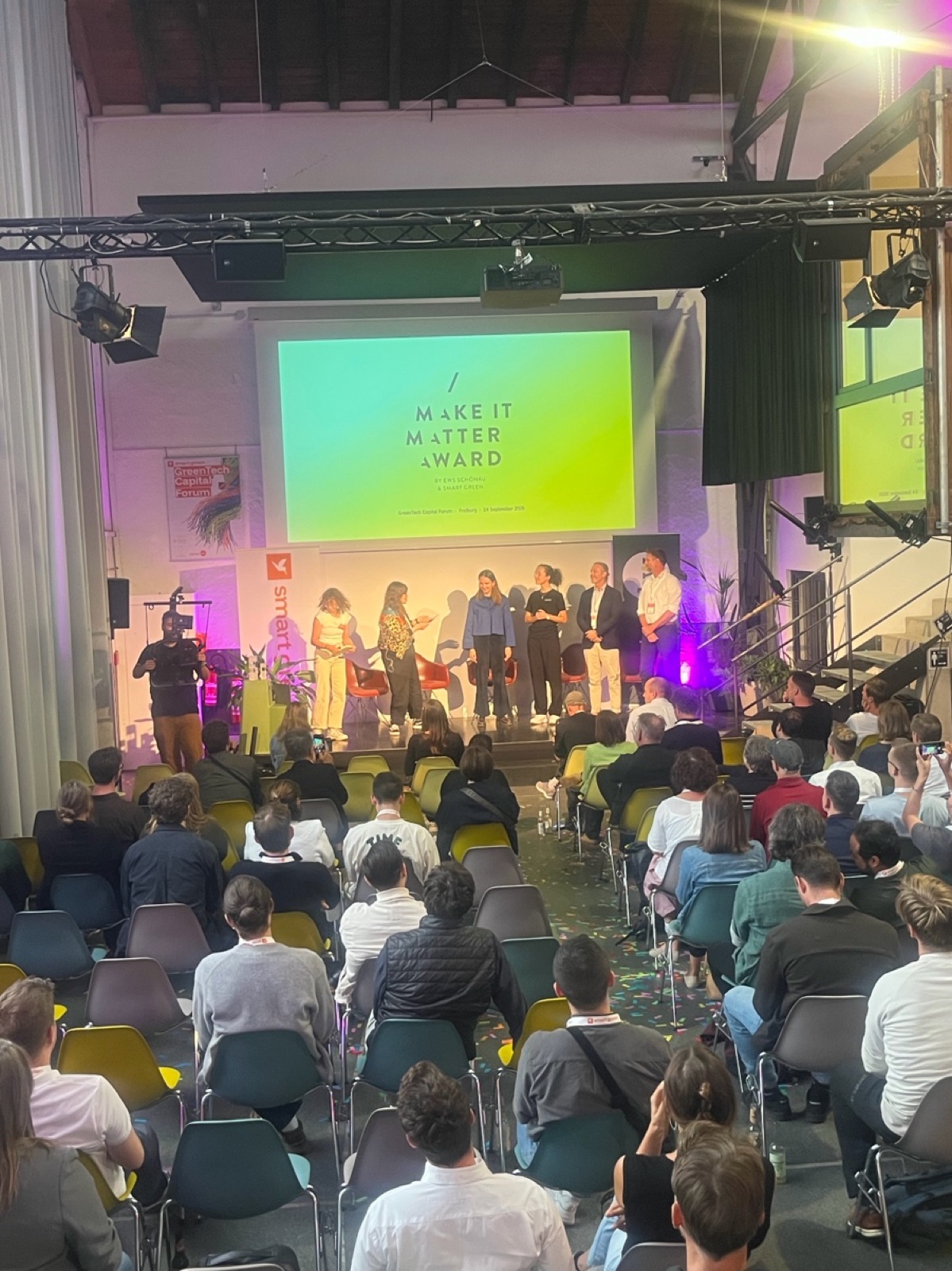 Preisverleihung des MakeItMatter Award auf der Bühne, davor das Publikum