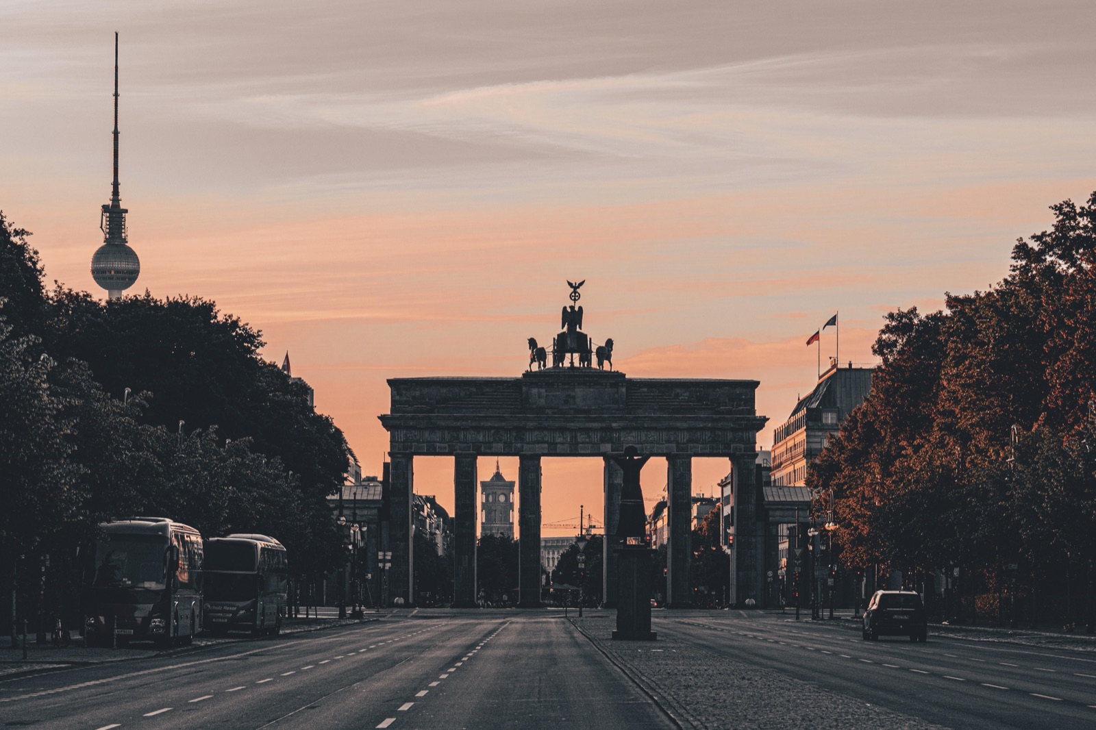 Brandenburger Tor in Berlin im Morgenlicht, links der Fernsehturm